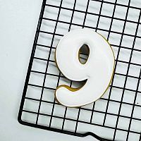 Пряник имбирный "9" белый, 8см
